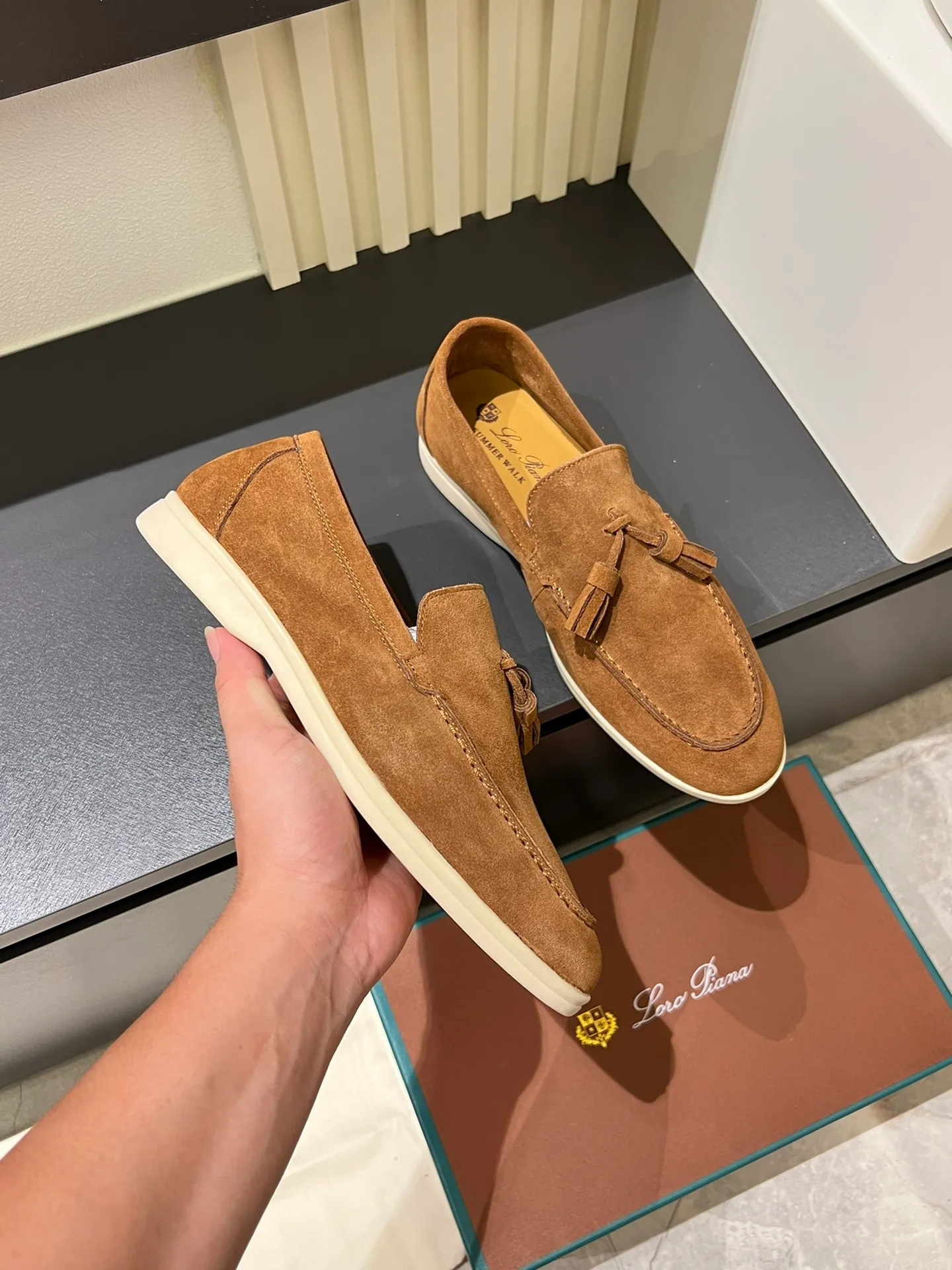 Men's shoes 💰p360 "Loro men's shoes 💰pian'*" Classic L men's shoes for couples 💰p Top version British flat loafers, a must-have item in old money style, the minimalist design is eye-catching and durable, a plus point for dressing The soft foot feel and texture are outstanding. They don’t scratch your feet and are very nice. They are matched with soft and waxy soles. They can be worn daily for a long time without getting tired. They are easy to wear, versatile and classic items, with perfect foot feel and texture! Imported cashmere fabric, the lining is made of imported A-grade water-dyed cow lining, the top version of the genuine leather midsole is sewn with pure handmade mark thread! Size: Female 35-40 (34. Customized) Male 38-44 (45.46. Customized)